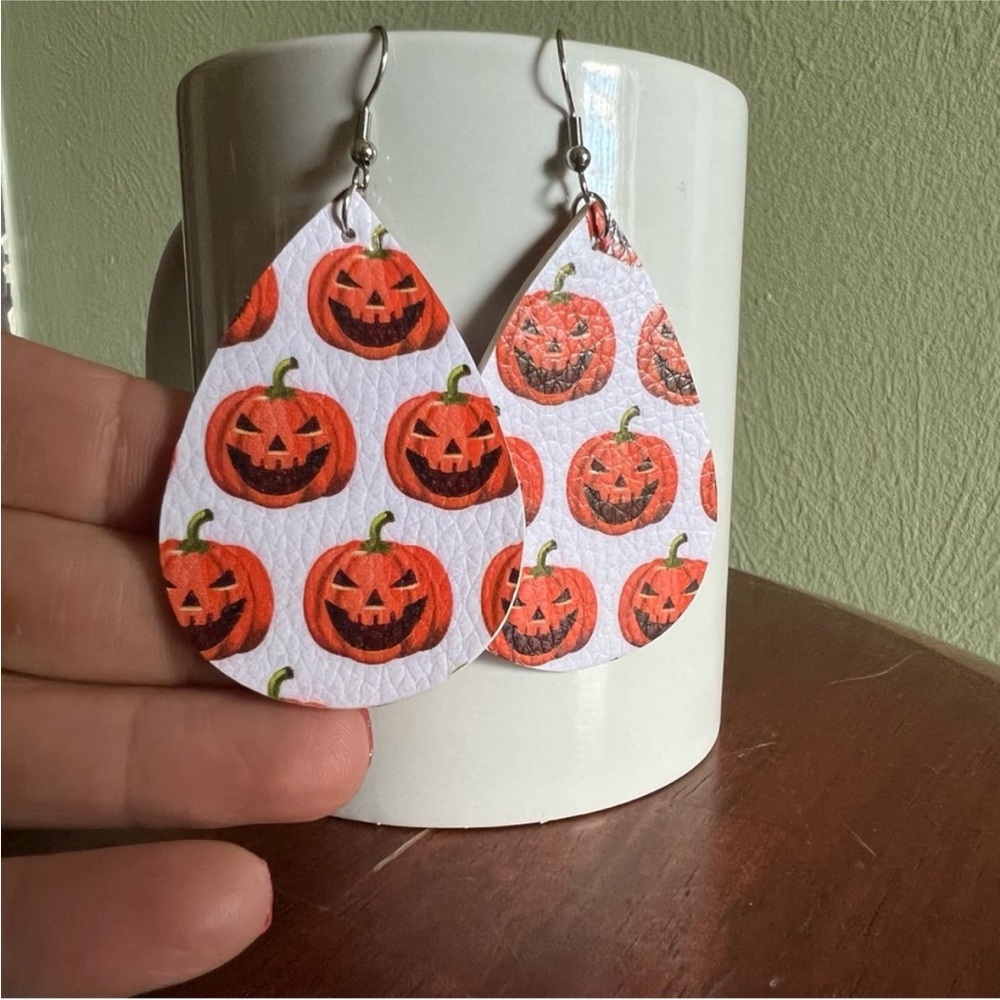 NWT Jack-O’-Lantern Halloween Tear Drop earrings